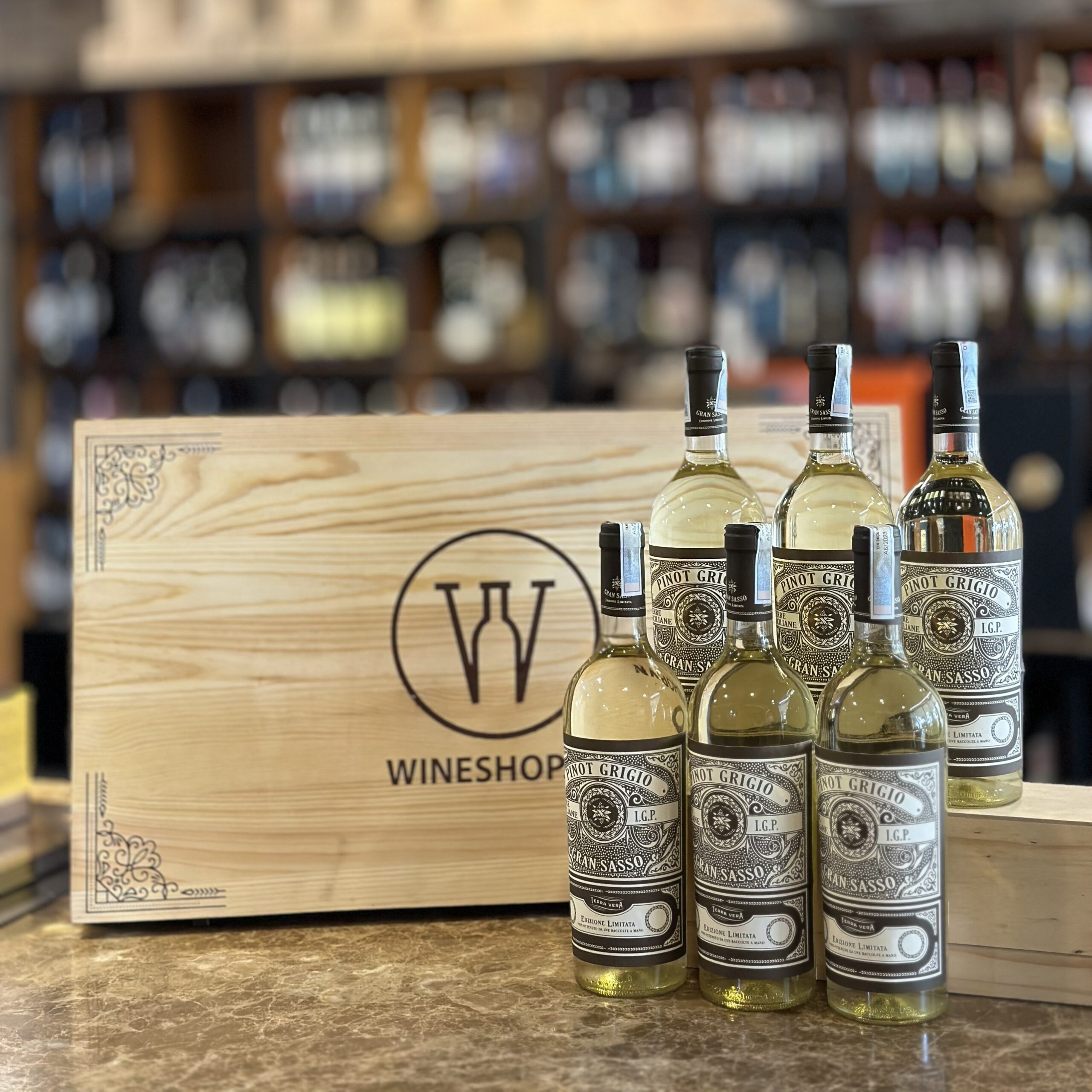 Fantini Gran Sasso Pinot Grigio IGP là chai vang trắng Ý nổi tiếng đến từ vùng Abruzzo, nơi được thiên nhiên ưu ái với điều kiện khí hậu và thổ nhưỡng hoàn hảo cho việc trồng nho. Nổi tiếng với hương vị tươi mát, sôi động cùng nồng độ nhẹ nhàng 12.5%, đây là lựa chọn hoàn hảo cho những ai yêu thích vang trắng Ý và muốn khám phá tinh hoa của đất nước này.