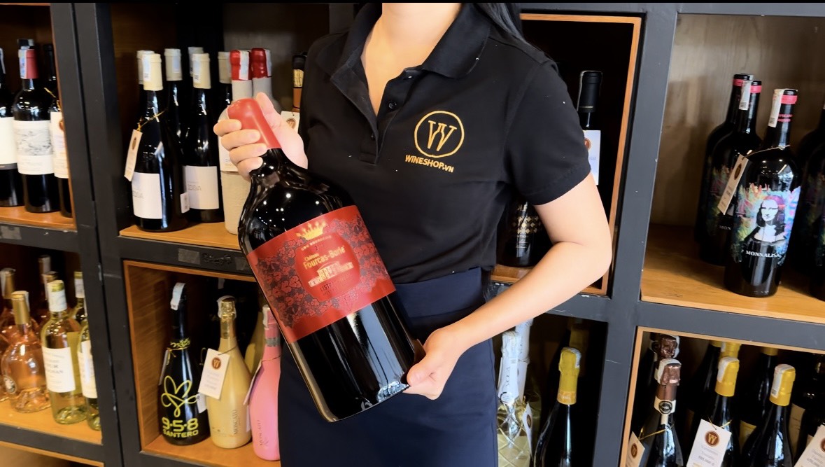 Với dung tích 3L, Chateau Fourcas Borie 3L trở thành lựa chọn lý tưởng cho những bữa tiệc đông người hay sử dụng trong thời gian dài. Tiết kiệm hơn so với mua nhiều chai 750ml, Chateau Fourcas Borie 3L vẫn giữ nguyên chất lượng rượu vang tuyệt hảo, mang đến trải nghiệm đẳng cấp cho mọi thực khách.