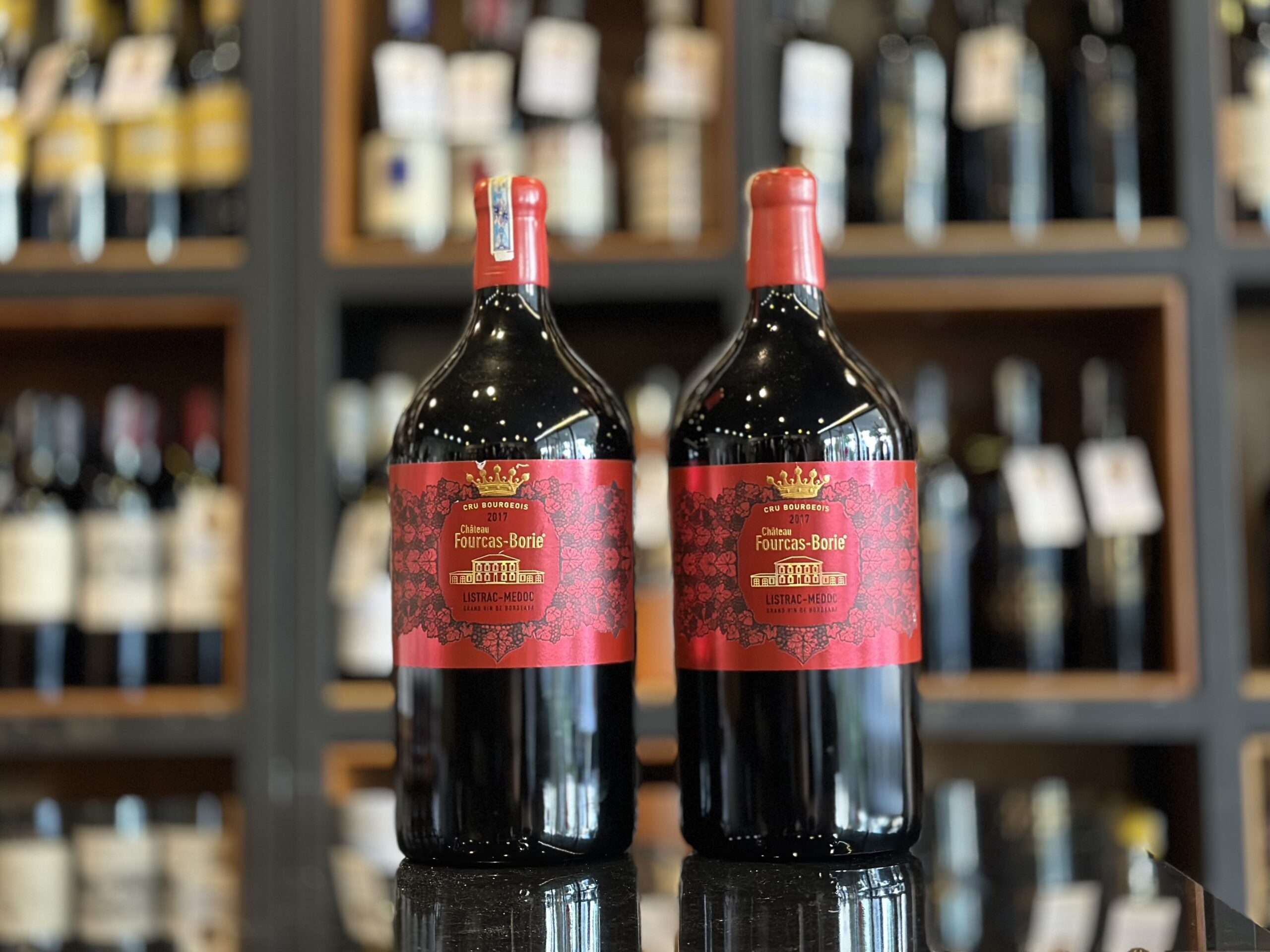Chateau Fourcas Borie tọa lạc tại Listrac-Médoc, Bordeaux, Pháp, là một nhà sản xuất rượu vang danh tiếng với lịch sử lâu đời bắt đầu từ thế kỷ 14.