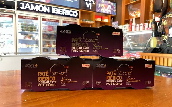 Pate Iberico Vị Rượu Nho Pedro Ximenez Coren mang đến một trải nghiệm ẩm thực đầy đặc sắc và phong phú. Hương vị đặc trưng của thịt heo Iberico, được nuôi và chăm sóc theo quy trình nghiêm ngặt trên bán đảo Iberia, Tây Ban Nha, tạo nên một cảm giác đầy quyến rũ và độc đáo. Khi kết hợp với mùi thơm đặc trưng từ rượu Pedro Ximenez, pate không chỉ là một món ăn mà còn là một trải nghiệm tinh tế cho vị giác.