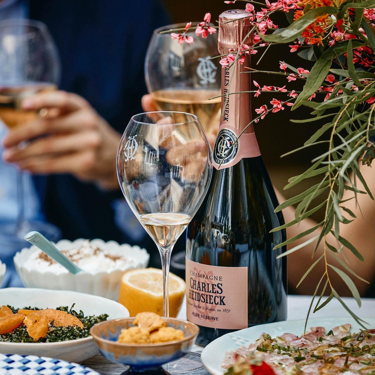 Champagne Charles Heidsieck Rosé Réserve là chai vang nổ hồng cao cấp đến từ nhà Champagne Charles Heidsieck danh tiếng của Pháp. Nổi bật với màu hồng cam rực rỡ, vang tỏa hương thơm trái cây chín mọng như dâu tây, mâm xôi quyện cùng hương hoa hồng thanh tao. Vị chua thanh tao, vị ngọt dịu dàng và vị tannin mịn màng hòa quyện tinh tế tạo nên cấu trúc cân bằng hoàn hảo. Hậu vị lưu luyến với dư vị khoáng chất tinh tế, khơi gợi mong muốn thưởng thức thêm.