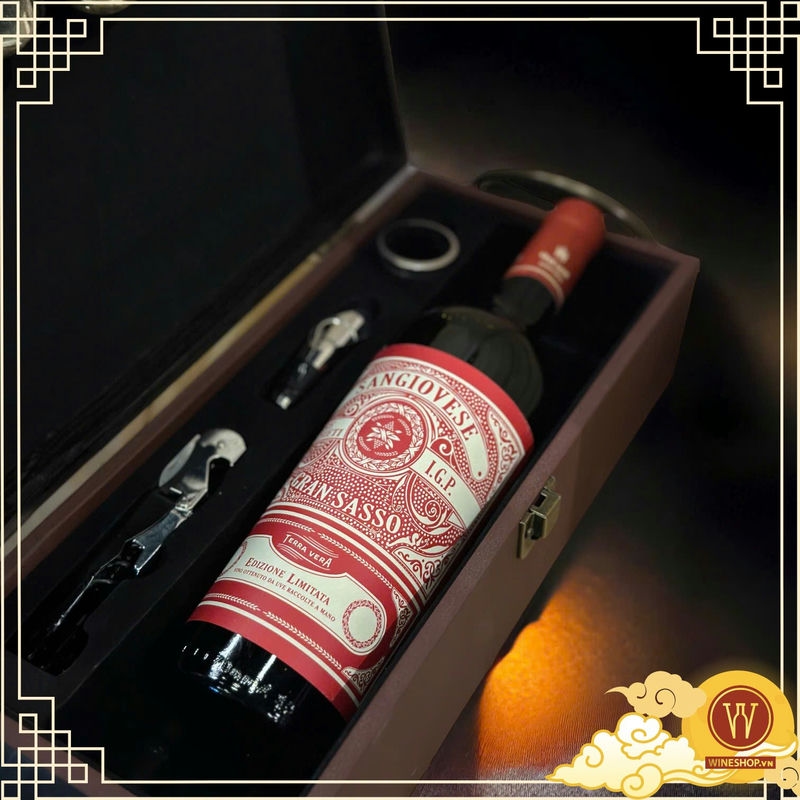 Gran Sasso Sangiovese có mức giá vô cùng hấp dẫn, phù hợp với nhiều đối tượng khách hàng. Dù sở hữu mức giá phải chăng, Gran Sasso Sangiovese vẫn mang đến một trải nghiệm thưởng thức tuyệt vời. Hương vị trái cây chín đỏ tươi tắn, kết hợp hài hòa với tannin mềm mại và cấu trúc cân bằng, tạo nên một chai vang dễ uống và dễ nhớ. Chai rượu với thiết kế tinh tế, sang trọng, là món quà thể hiện sự tinh tế và tấm lòng của người tặng.