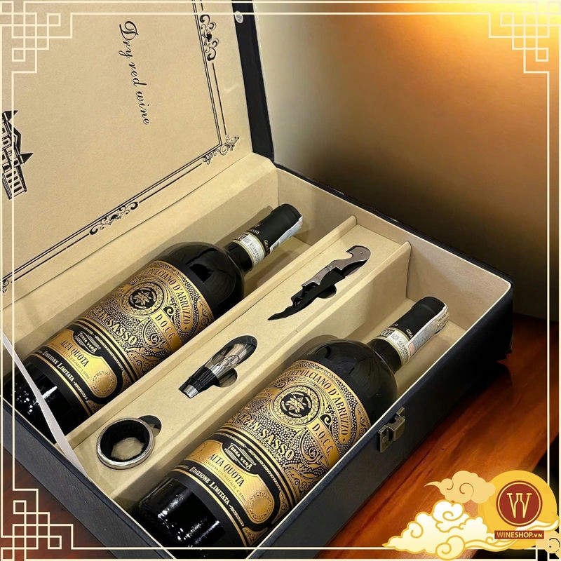 Với thiết kế chai sang trọng, cùng chất lượng vang hảo hạng, Gran Sasso Alta Quota Montepulciano d’Abruzzo DOCG sẽ là món quà hoàn hảo để bạn dành tặng cho những người quan trọng trong cuộc sống. Hãy để chai vang này trở thành cầu nối, giúp bạn bày tỏ lòng biết ơn và những lời chúc tốt đẹp nhất.