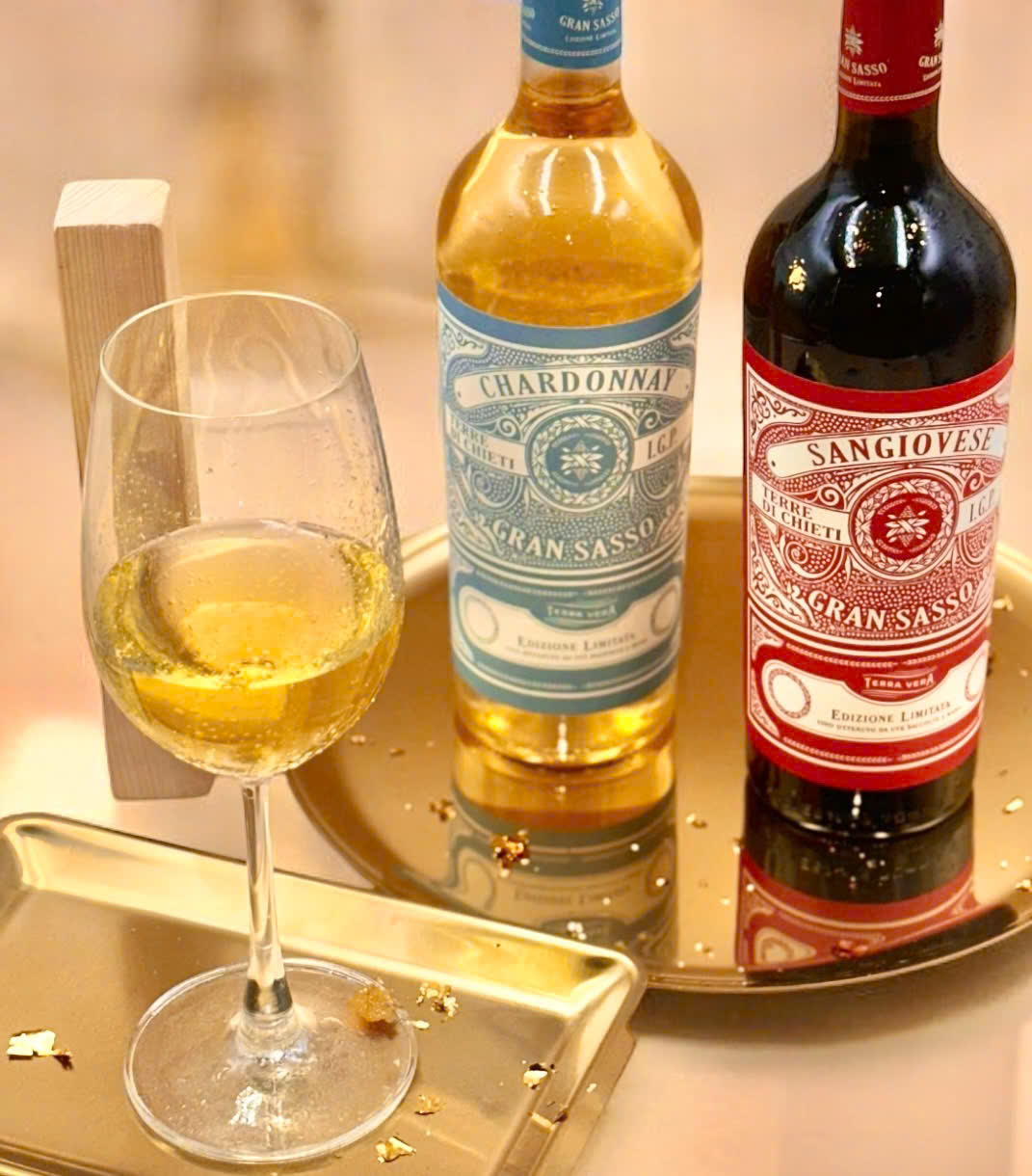 [Cặp Vang Trắng - Đỏ] Rượu Vang Ý Gran Sasso Sangiovese & Chardonnay là sự kết hợp hoàn hảo giữa hai phong cách rượu vang độc đáo từ vùng đất Italy, nơi nổi tiếng với nền văn hóa ẩm thực phong phú và truyền thống sản xuất rượu lâu đời. Với hương vị đậm đà của Sangiovese và sự tươi mới của Chardonnay, bộ đôi này không chỉ mang đến trải nghiệm thưởng thức tuyệt vời mà còn là lựa chọn lý tưởng cho những dịp đặc biệt hay những bữa tiệc sum vầy bên gia đình và bạn bè.