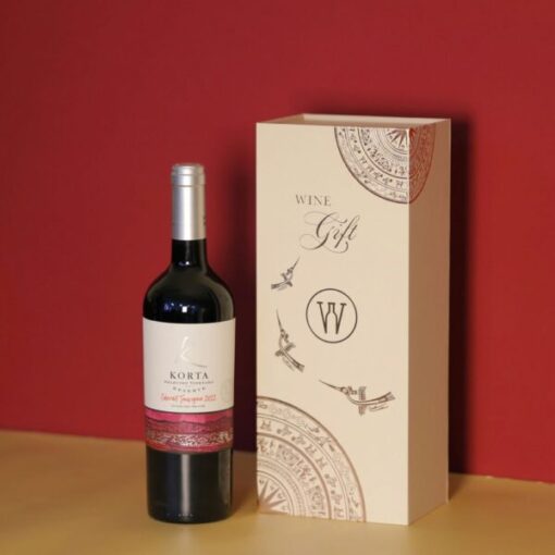 Hộp quà LẠC VIỆT – được thiết kế độc quyền tại WINESHOP.vn Chất liệu: Giấy cao cấp Màu Sắc: Trắng Hộp: Đơn/1 chai Rượu vang Korta Selected Xuất xứ: Curio – Chile Giống nho: Cabernet Sauvignon