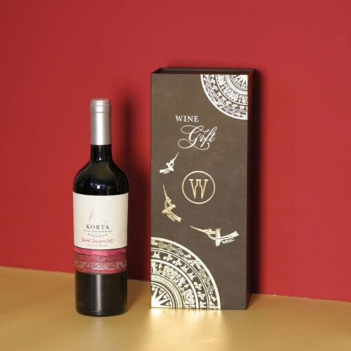 Hộp quà LẠC VIỆT – được thiết kế độc quyền tại WINESHOP.vn Chất liệu: Giấy cao cấp Màu Sắc: Trắng Hộp: Đơn/1 chai Rượu vang Korta Selected Xuất xứ: Curio – Chile Giống nho: Cabernet Sauvignon