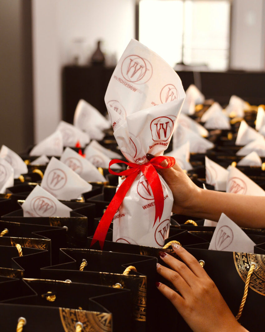 Dịch vụ gói quà, thắt nơ quà tặng tại WINESHOP.vn