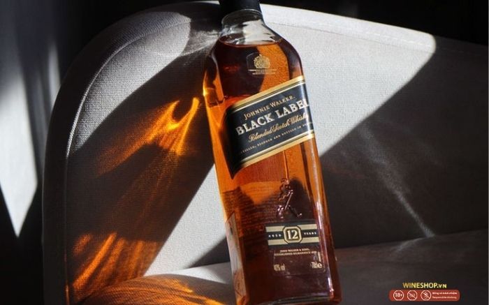 Rượu whisky Johnnie Walker Black Label 12 năm hương khói trái cây gỗ sồi đậm đà