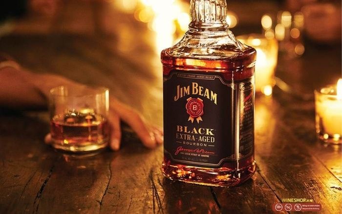 Rượu whisky bourbon Jim Beam Black Mỹ hương caramel vani gỗ sồi đậm đà