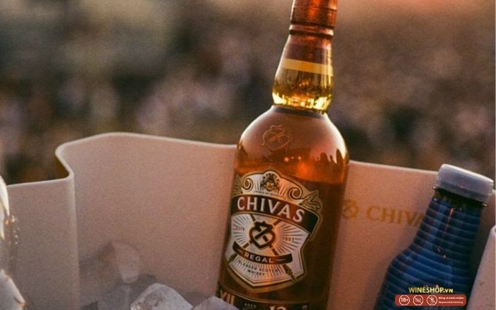 Rượu whisky Chivas Regal 12 năm blended Scotch hương mật ong táo vani sang trọng