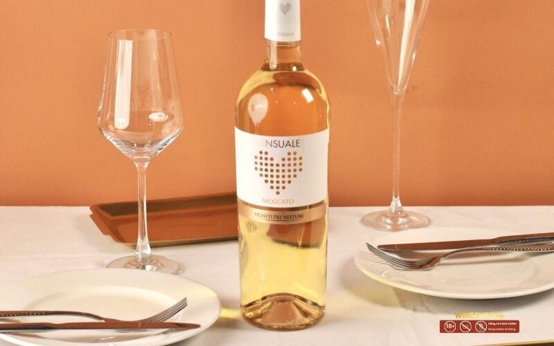 Chai rượu vang trắng moscato