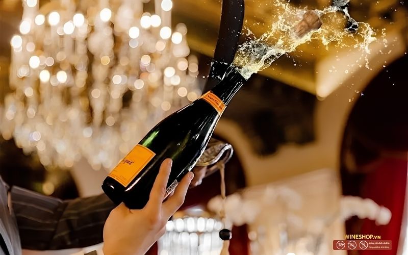 Rượu sâm panh cao cấp trong tiệc chúc mừng và sự kiện sang trọng
