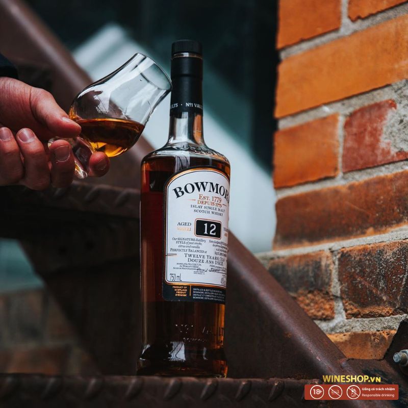 Ly whisky neat rót nguyên chất trong ly Glencairn