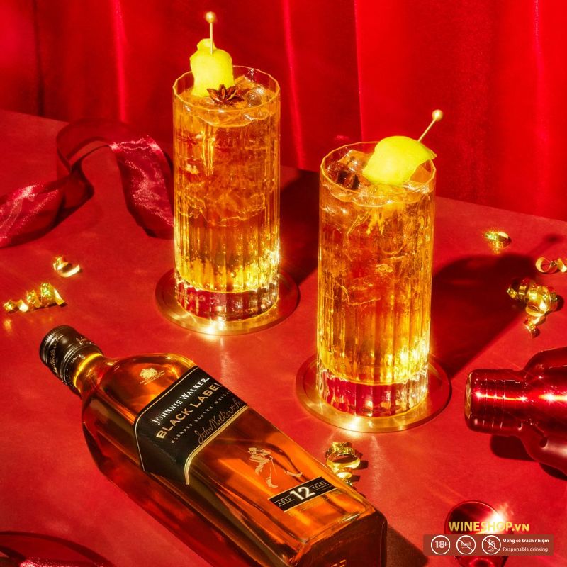 Cách pha highball whisky với soda và đá trong ly cao