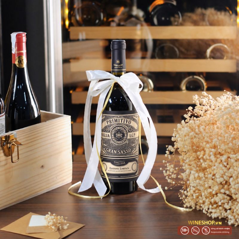 Chai vang Ý Gran Sasso Primitivo thắt nơ trắng trong set quà tặng