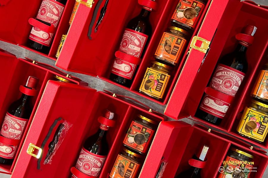 Các hộp quà màu đỏ đựng rượu vang Sangiovese, hạt và mứt cho dịp khai xuân