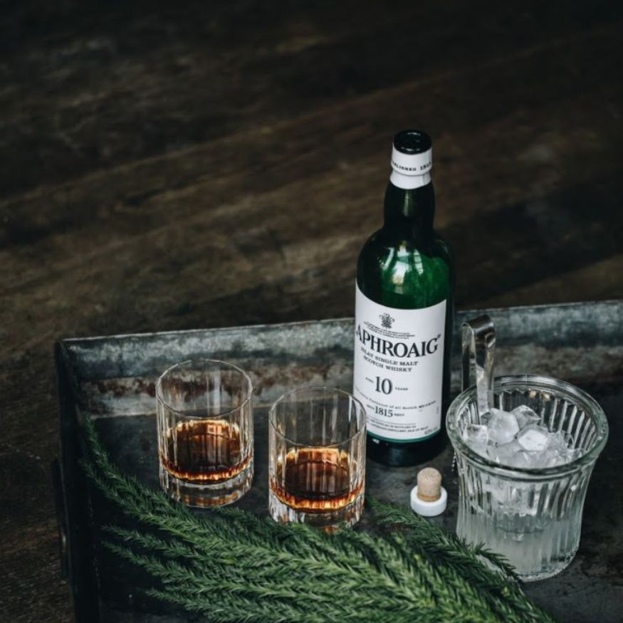 Laphroaig whisky khói trên bàn gỗ uống neat