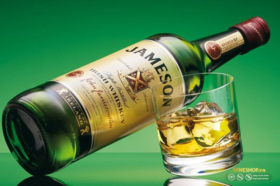 Jameson Irish Whiskey nằm nghiêng canh ly whisky
