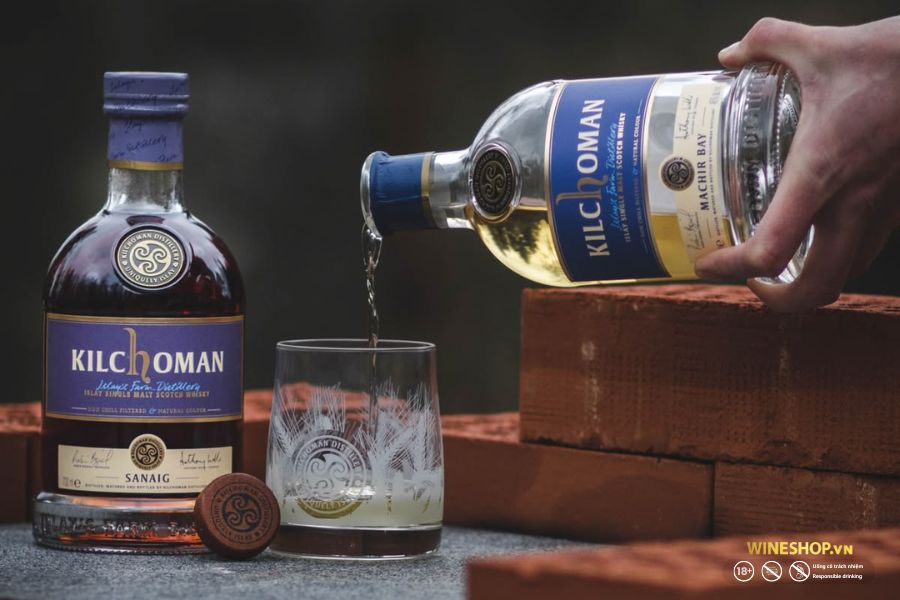 Rót whisky Kilchoman Machir Bay vào ly bên cạnh chai Kilchoman Sanaig