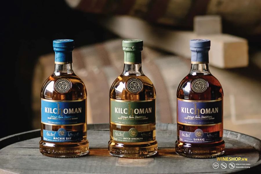 Ba chai whisky Kilchoman Machir Bay, Batch Strength và Sanaig trên thùng gỗ
