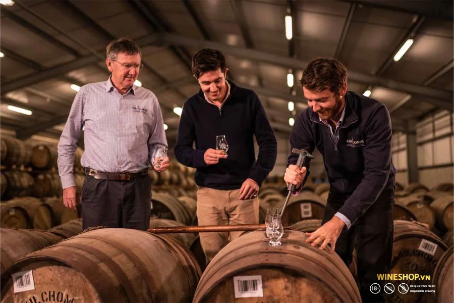 Lấy mẫu whisky Kilchoman từ thùng gỗ để nếm thử trong kho ủ