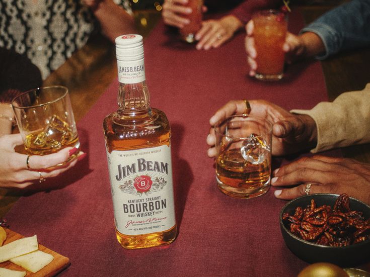 Chai Jim Beam trong bữa tiệc