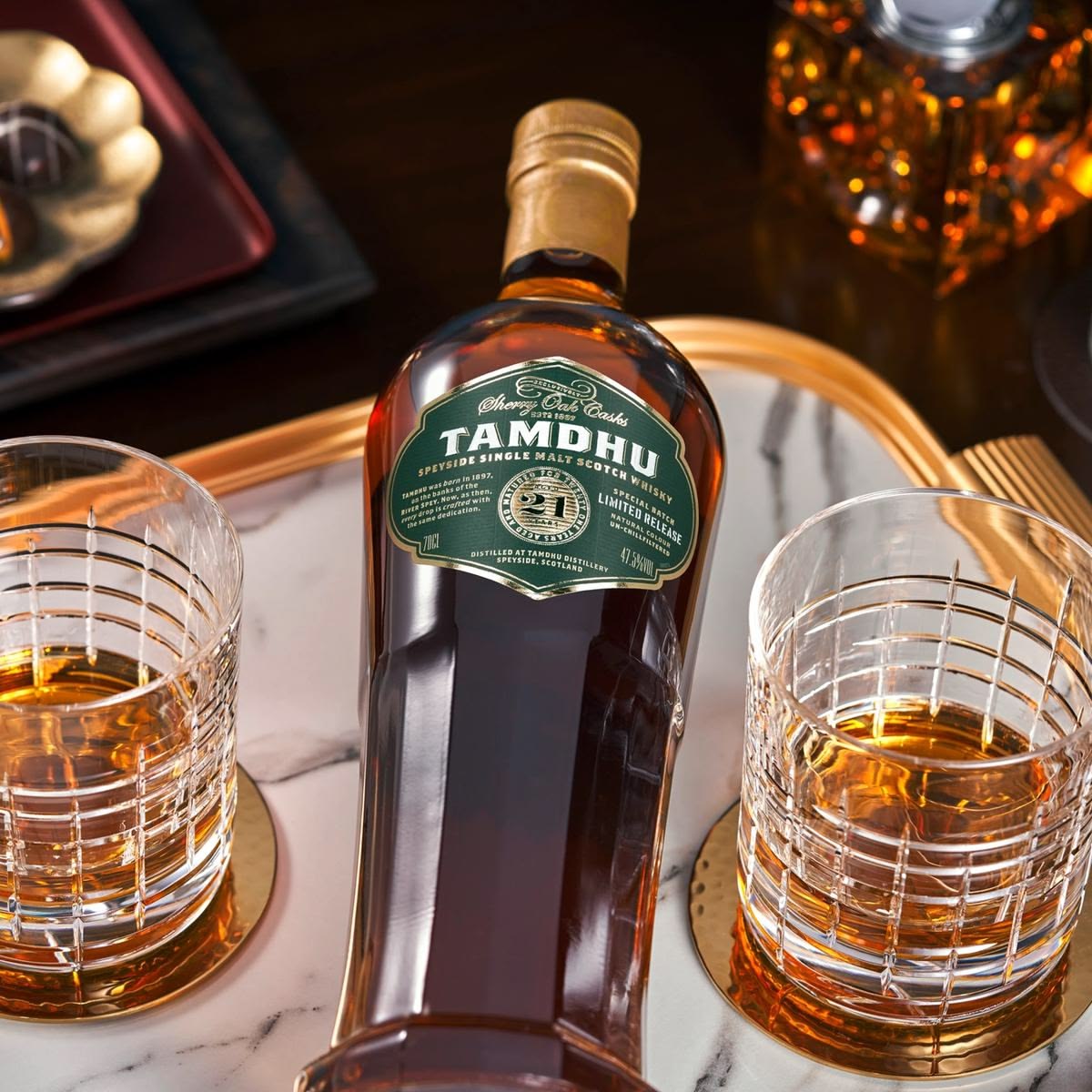 Màu hổ phách sậm của whisky Tamdhu ủ 100% sherry cask trong ly Glencairn